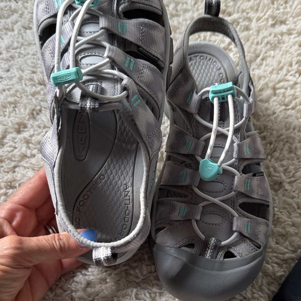 Keen Newport H2 Gray Outdoor Closed-Toe Sandals with Mint Details - Picture 6 of 8